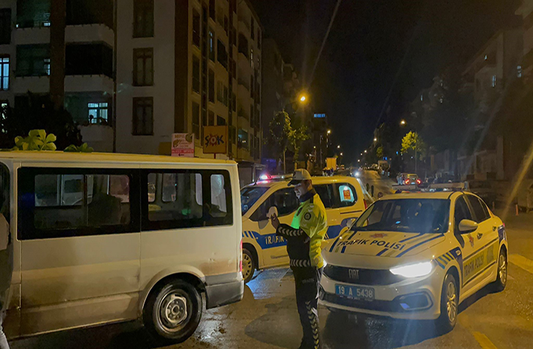 ‘Dur’ ihtarına uymadı, ağaca çarptı