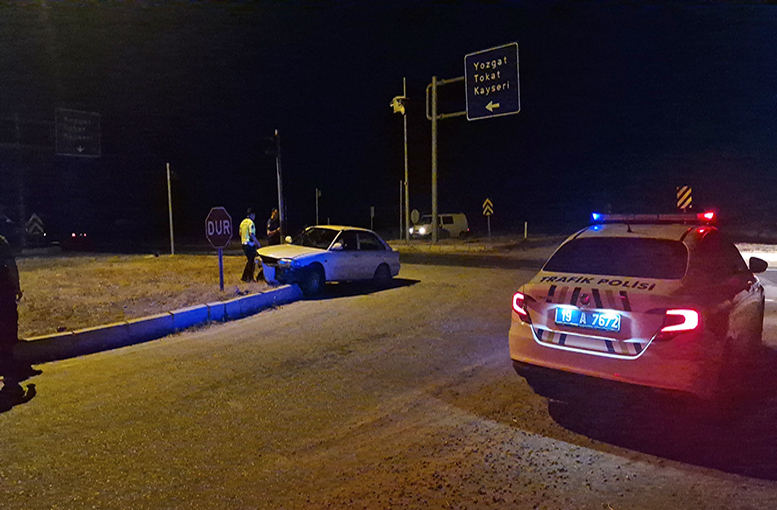 Ehliyetsiz sürücü kaza yaptı
