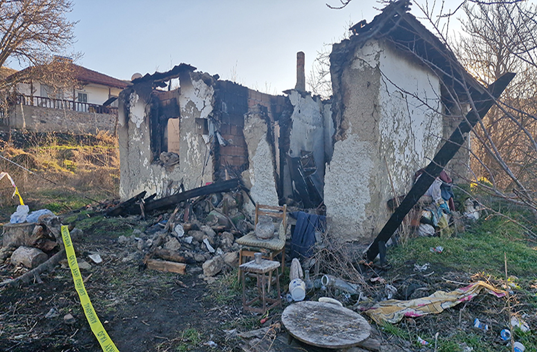 Evinde yanmış olarak bulundu