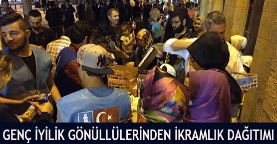  Genç İyilik Gönüllülerinden ikramlık dağıtımı