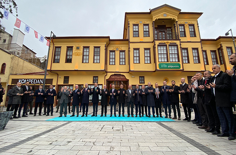 Han Önü Meydanı'nda ilk bayram
