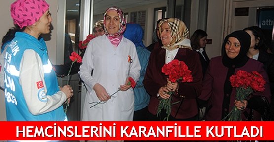  Hemcinslerini karanfille kutladı
