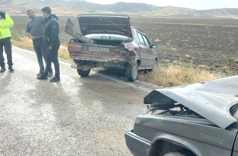 İki araç çarpıştı, 3 yaralı