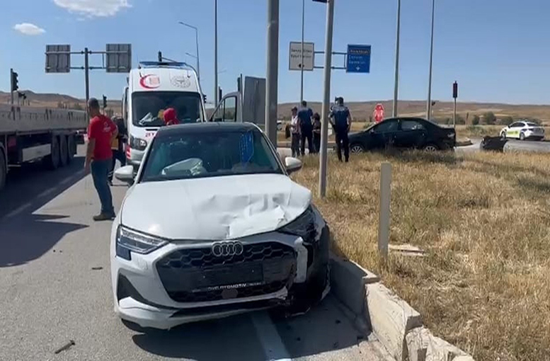 İki otomobil çarpıştı, 4 yaralı
