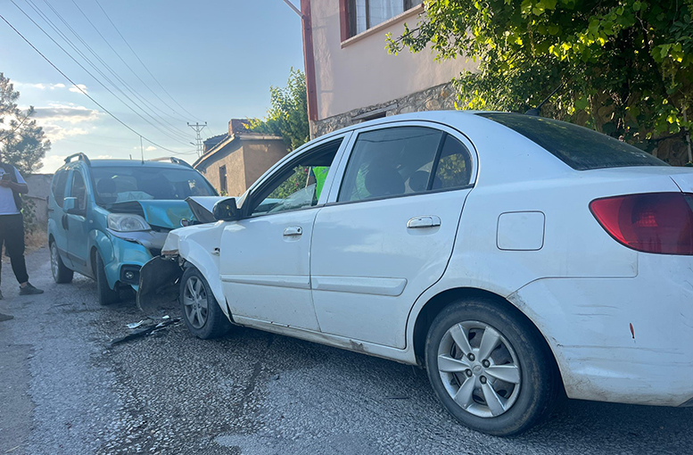 Kafa kafaya çarpıştılar, 4 yaralı