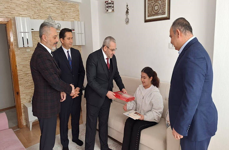 Karnesini Müdür getirdi