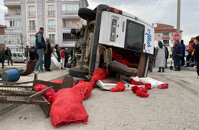 Minibüs otomobille çarpıştı, 5 yaralı