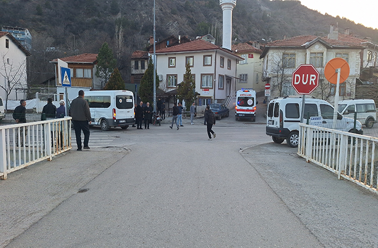 Minibüsle motosiklet çarpıştı