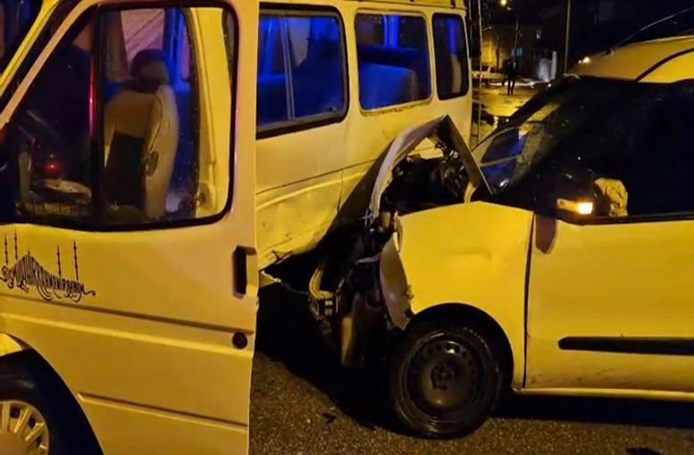 Minibüsle ticari araç çarpıştı