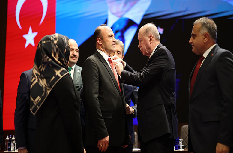 AK Parti rozetini Erdoğan taktı