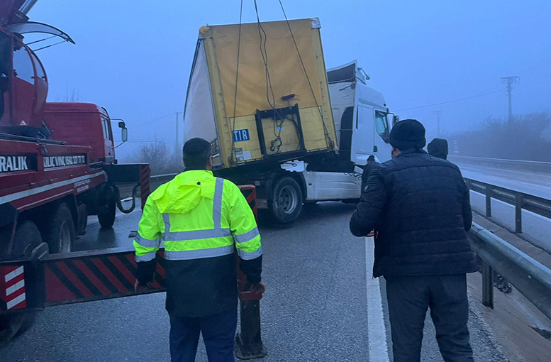 Yoğun sis trafiği felç etti